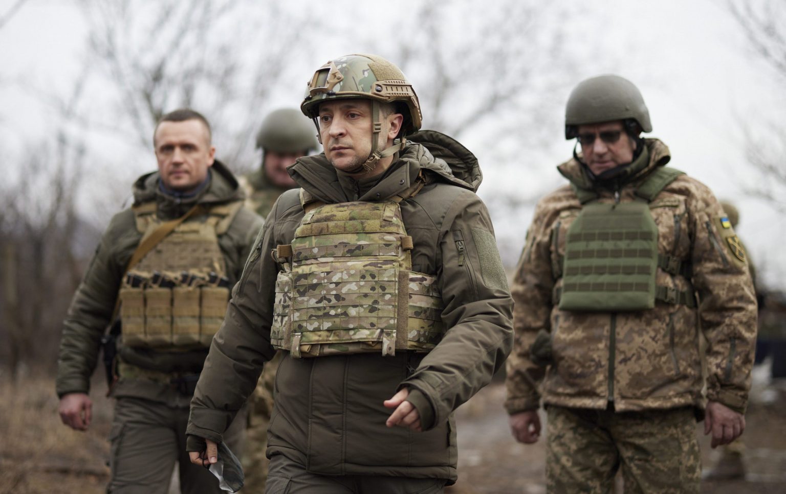 Ukrajinský prezident Volodymyr Zelenský obklopený príslušníkmi armády. Foto: TASR/AP