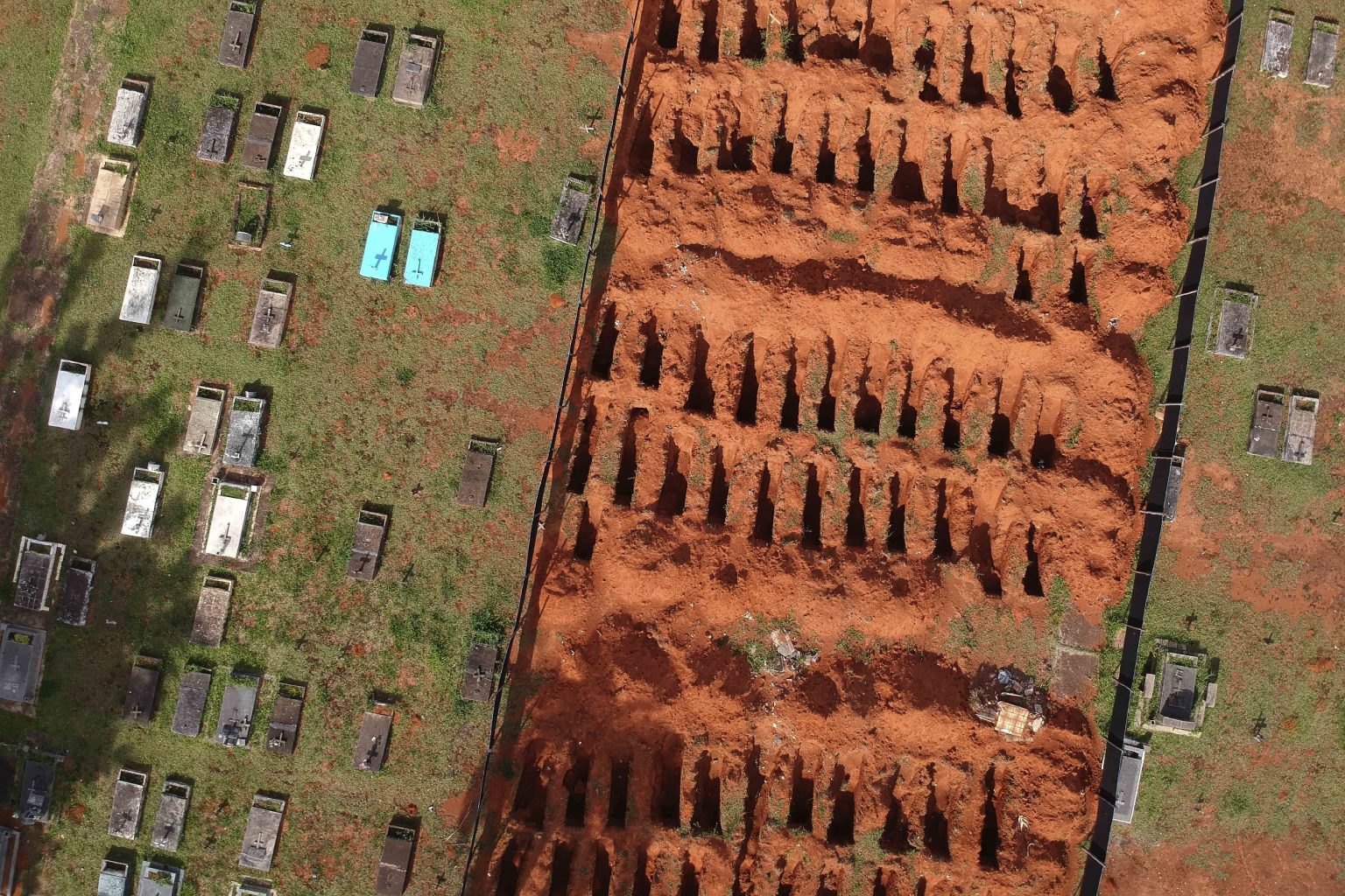 Rady čerstvo vykopaných hrobov na cintoríne Campo da Esperanca v brazílskej metropole Brazílii. Foto: TASR/AP