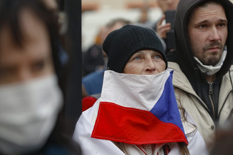 Pandémia na Slovensku a v Česku: Vlani sa dalo staviť na emócie, dnes už cítiť len únavu