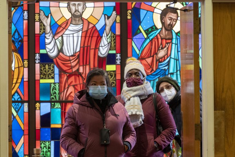 Ľudia čakajú na očkovanie proti COVID-19 v kostole/New York, USA. Foto: TASR/AP