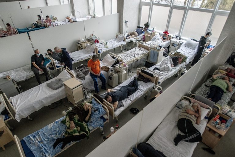 Na snímke pacienti s ochorením Covid-19 v nemocnici v ukrajinskom meste Ľvov 23. marca 2021. Foto: TASR/AP