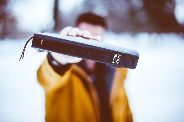 Ako čítať Bibliu a čo vidí bradatý hipster na čítaní starej knihy