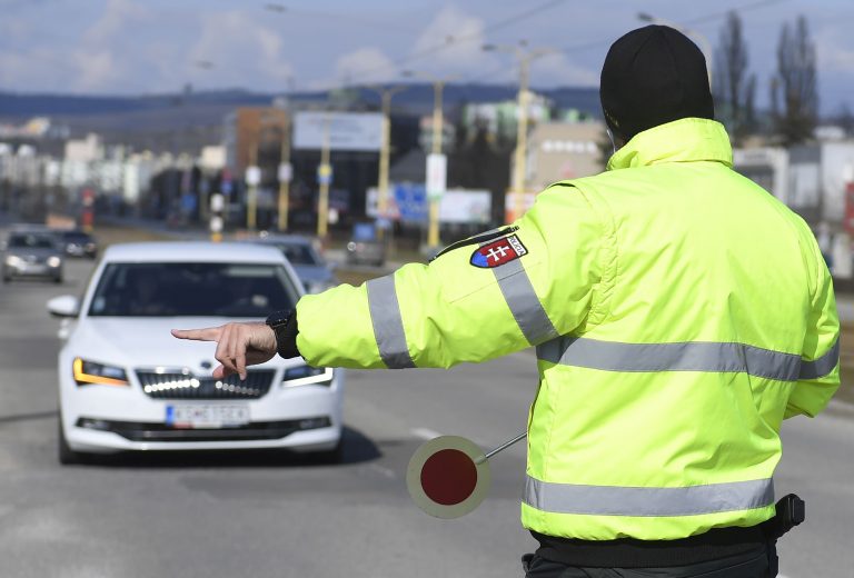 V Česku vyvinuli systém, ktorý umožní polícii zastaviť auto na diaľku