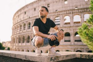 V grafickom editore si vyrábal ospravedlnenky, dnes jeho tvorbu sledujú tisícky ľudí