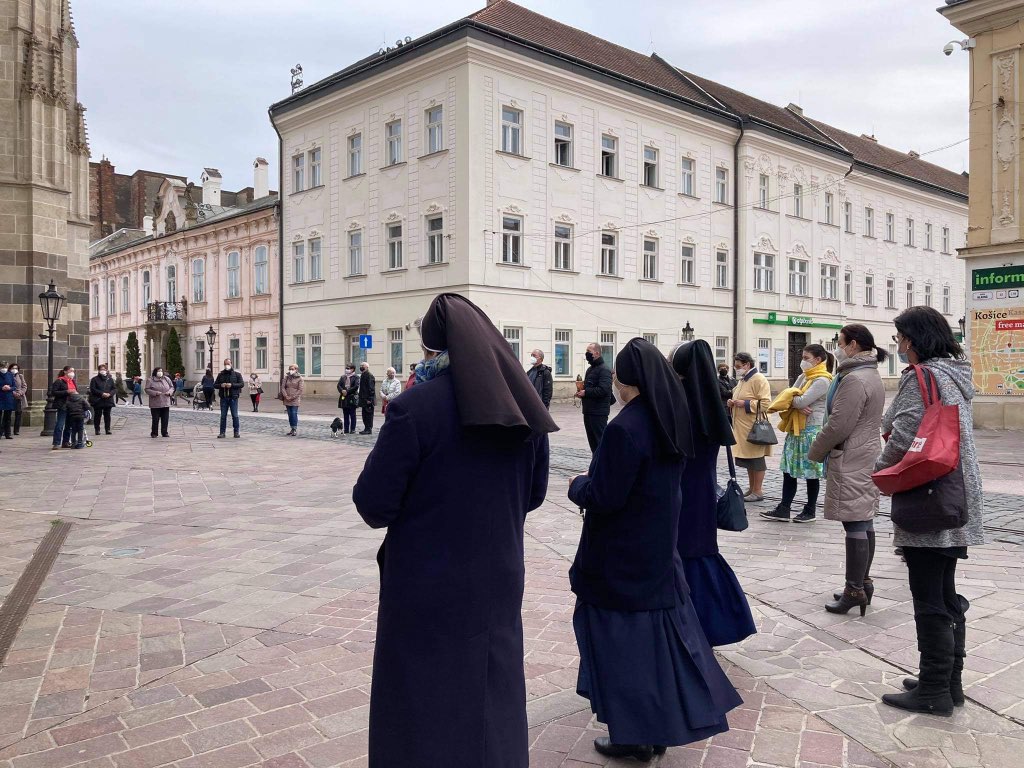 Veriaci pred Dómom sv. Alžbety v Košiciach