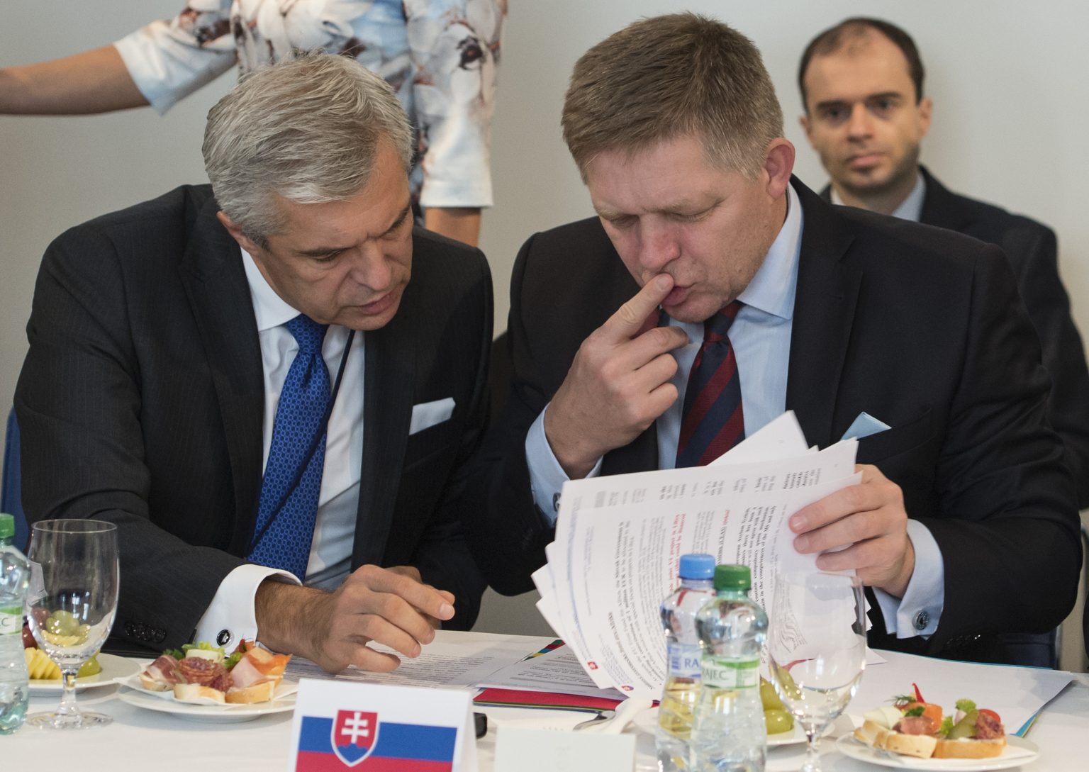 Na snímke z roku 2017 Robert Fico ako premiér a Ivan Korčok ako štátny tajomník ministerstva zahraničných vecí. Foto: Martin Baumann/TASR