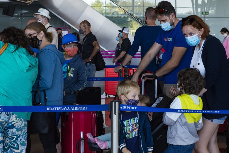 Cestujúci na letisku M. R. Štefánika. Foto: Jakub Kotian/TASR