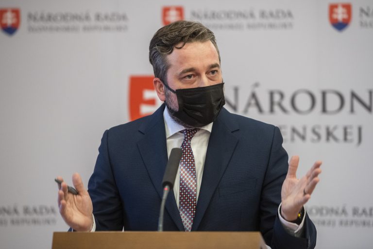 Minister Naď podal žalobu proti poslancovi Blahovi pre obvinenia z vlastizrady