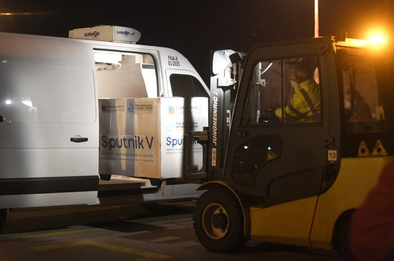 Rusi si odvezú malú časť z dodávky nášho Sputnika naspäť. Zatiaľ len na kontrolu