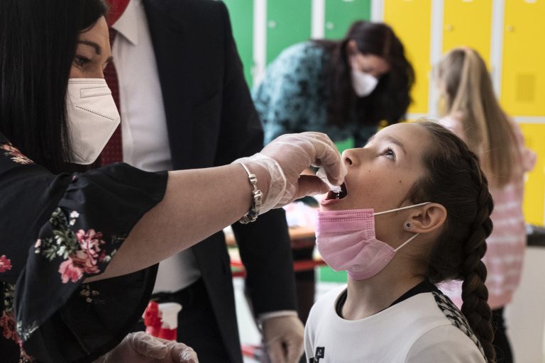 Na snímke testovanie žiakov kloktacími testami na ZŠ Železničná 19. marca 2021 v Bratislave. Foto: Pavel Neubauer/TASR
