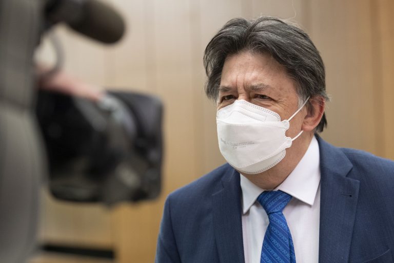 Budaj: Opozícia robí z komára somára. Pozvanie mladých na očkovanie bol omyl