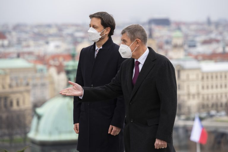 Heger: Nechceme nič utajovať. Slovensko povolí očkovanie vakcínou Sputnik, ak ho odobrí Maďarsko