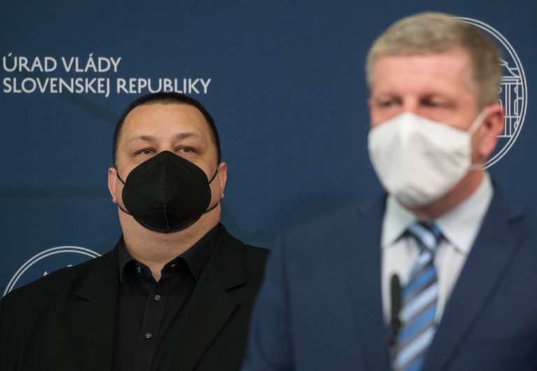 Hlavný hygienik Ján Mikas (vľavo) a minister zdravotníctva Vladimír Lengvarský. Foto: Martin Baumann/TASR