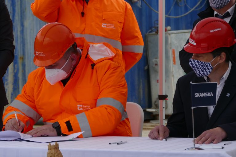 Popredseda predstavenstva  Národnej diaľničnej spoločnosti (NDS) Jaroslav Ivančo a riaditeľ závodu Inžinierske staviteľstvo Skanska.sk Ivan Dimitrov počas podpisu zmluvy na výstavbu diaľnice D1 Lietavská Lúčka - Dubná Skala vrátane tunela Višňové v obci  Višňové, okres Žilina v piatok 23. apríla 2021. Foto: Erika Ďurčová/TASR