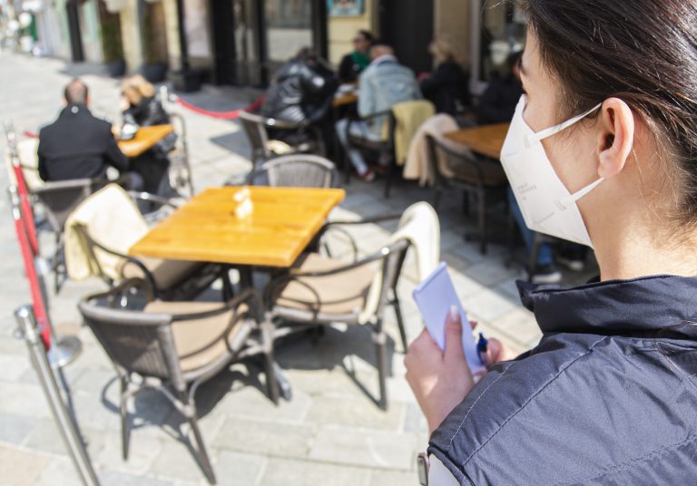 Núdzový stav pokračuje, zákaz vychádzania sa posunul, žiaci už nepotrebujú test