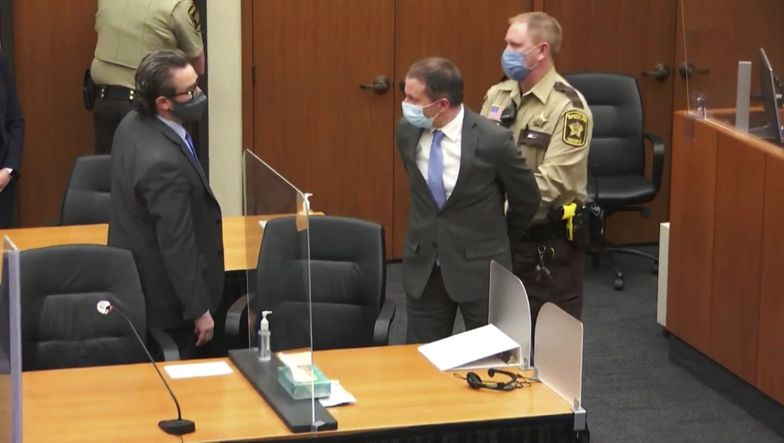 Bývalý americký policajt Derek Chauvin odchádza zo súdnej siene po vypočutí verdiktu poroty v Minneapolise, americký štát Minnesota v utorok 20. apríla 2021. Chauvina uznala v utorok súdna porota za vinného z vraždy druhého aj tretieho stupňa a tiež zabitia Afroameričana Georgea Floyda. Foto: TASR/AP