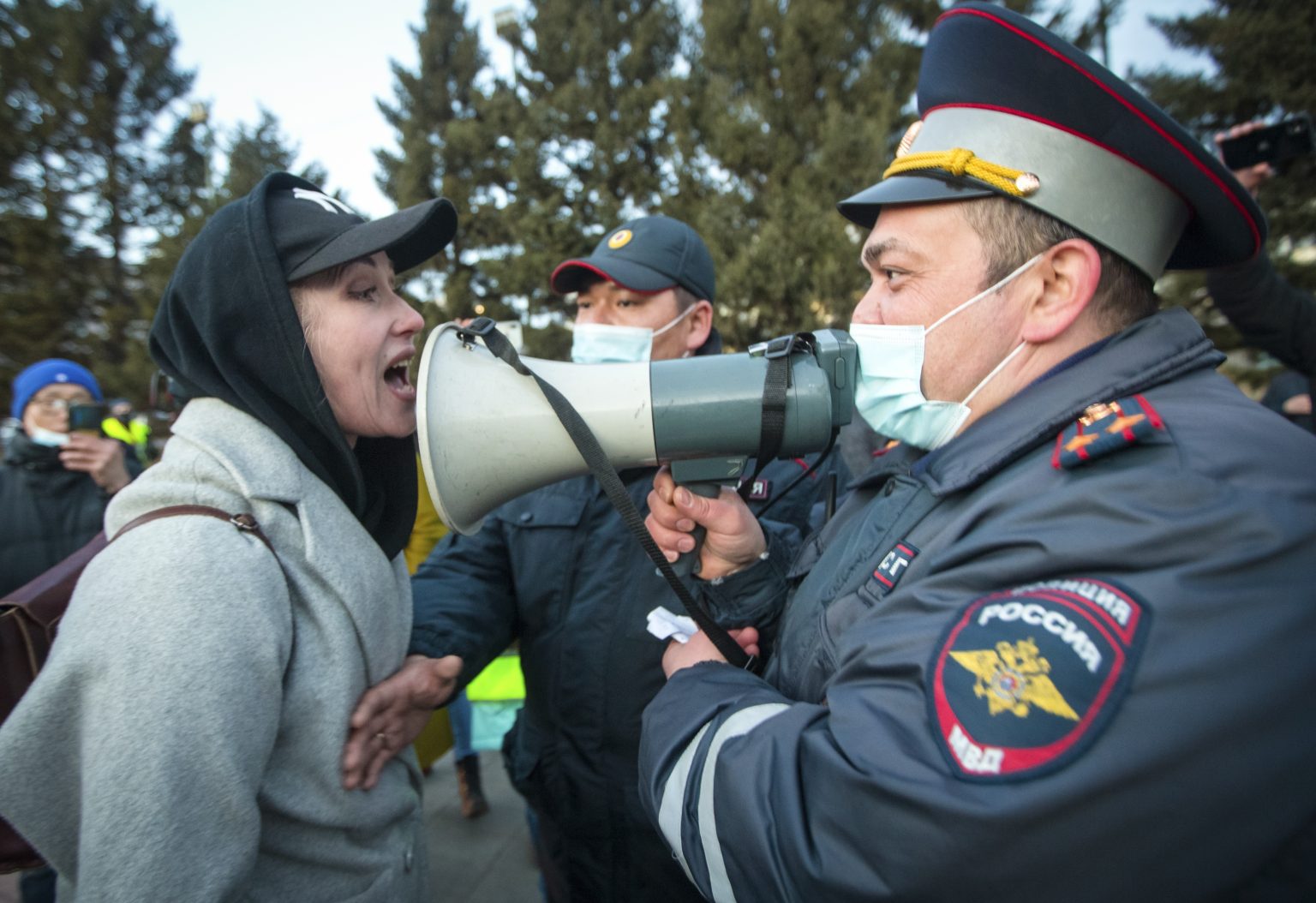 Demonštrantka kričí na policajta počas opozičného zhromaždenia na podporu uväzneného vodcu ruskej opozície Alexeja Navaľného v Ulan-Ude, hlavnom meste Buriatskej republiky. Foto: TASR/AP