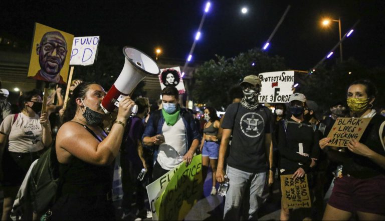 Demonštranti sa zhromažďujú počas protestu proti policajnej brutalite pred sídlom policajného oddelenia v Austine, v americkom štáte Texas 4. júna 2020. Foto: TASR/AP