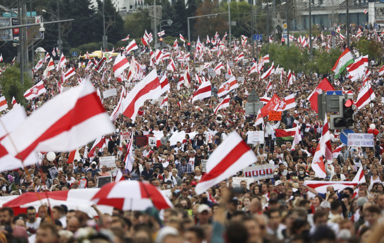 Demonštranti so starými bieloruskými národnými zástavami. Foto: TASR/AP
