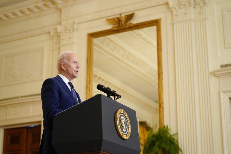 Biden po kritike zvýši limit na počet utečencov prijatých do USA