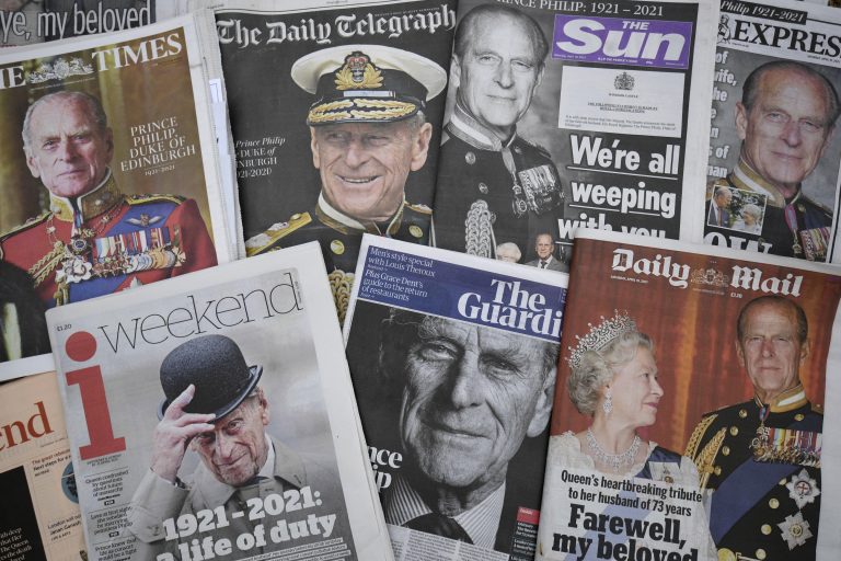 Titulky najväčších britských denníkov reflektujúce úmrtie princa Philipa. Foto: TASR/AP