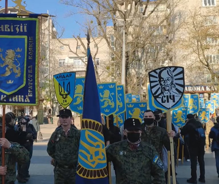 Pochod na počesť Divízie Waffen SS Halič v Kieve. Zdroj: Reprofoto Youtube