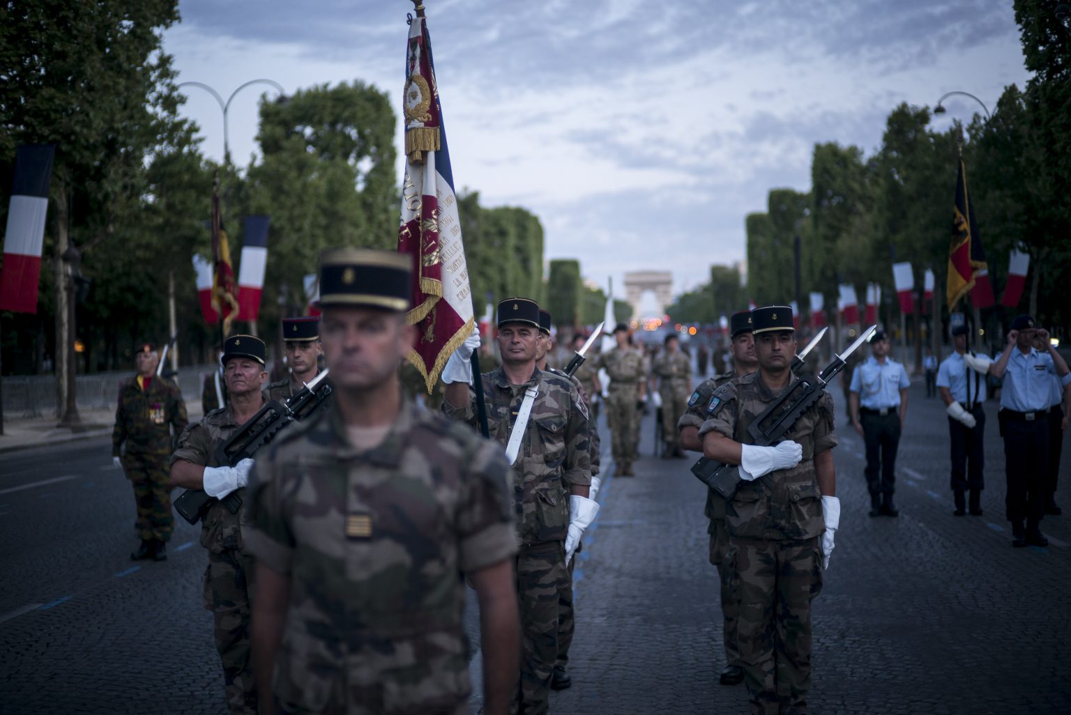 Francúzski vojaci pochodujú na bulvári Champs-Élysées. Foto: TASR/AP