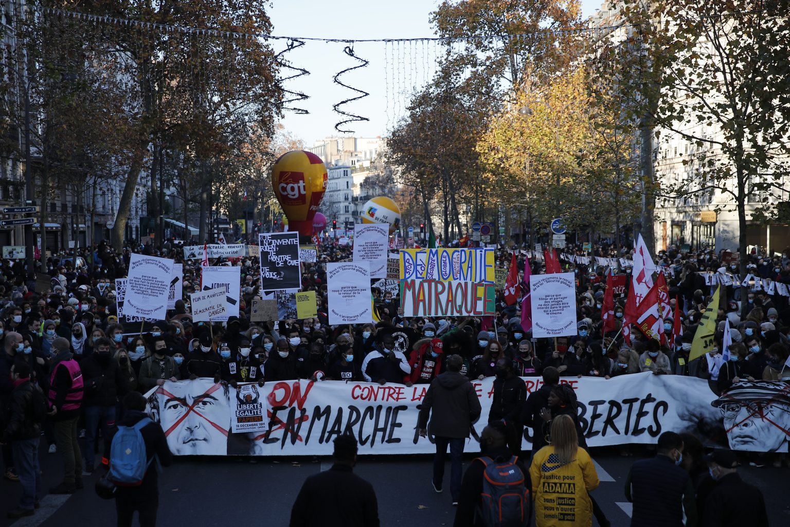 Protest Francúzov proti bezpečnostnej reforme, november 2020.
Zdroj: AP Photo/Francois Mori