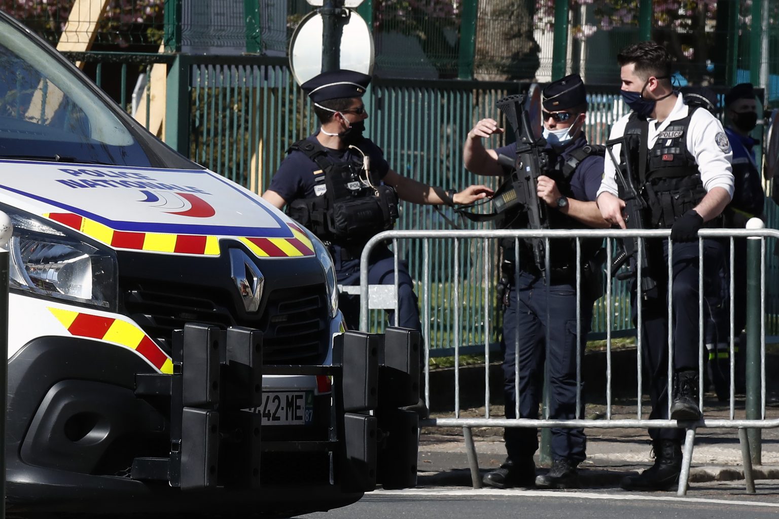 Policajti blokujú cestu zábranami neďaleko miesta útoku na policajnej stanici vo francúzskom meste Rambouillet, 23. apríla 2021. Foto: TASR/AP