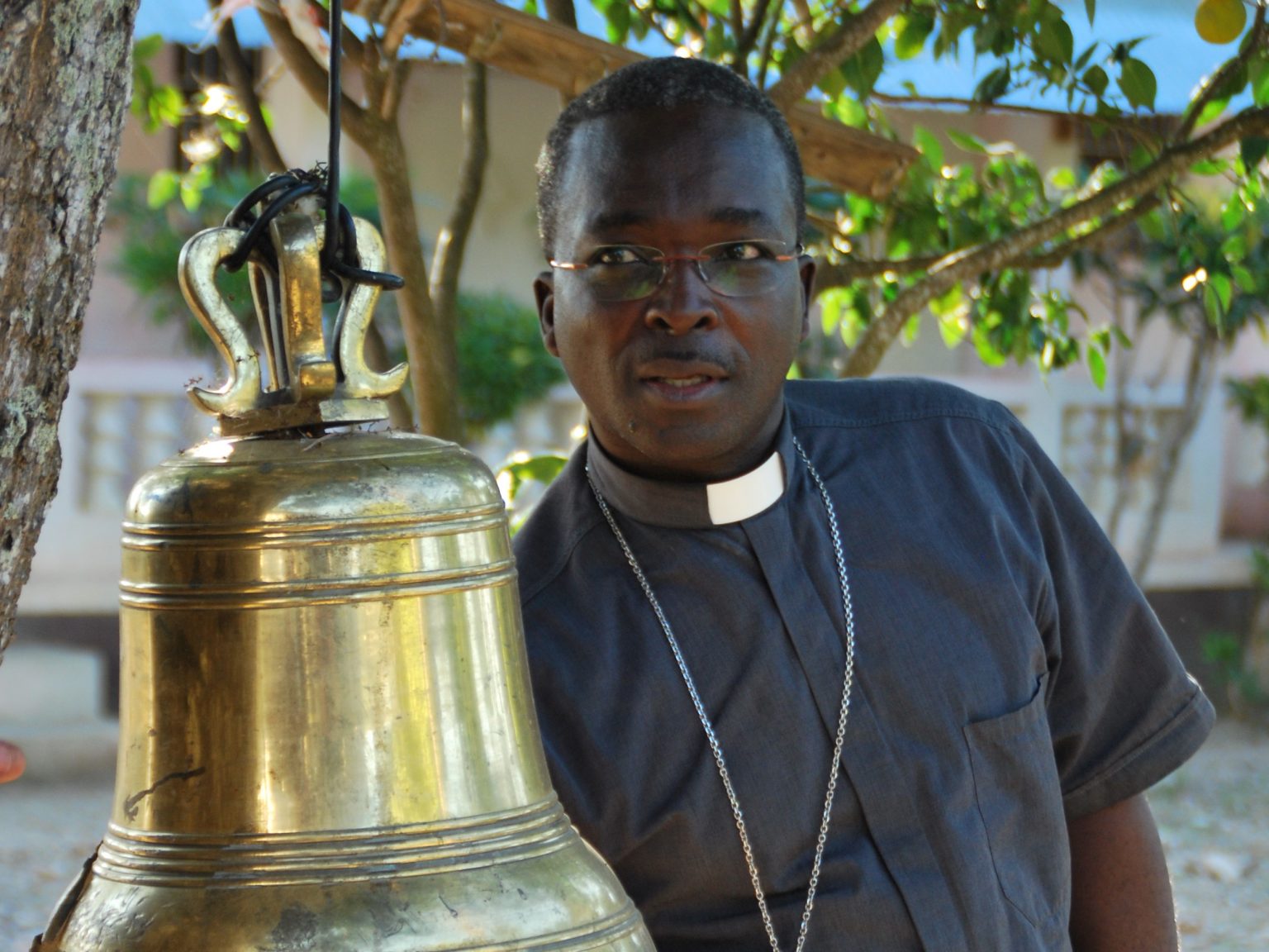 Biskup Jean Desinord zvoní na Haiti na protest v roku 2019.
Foto: ACN