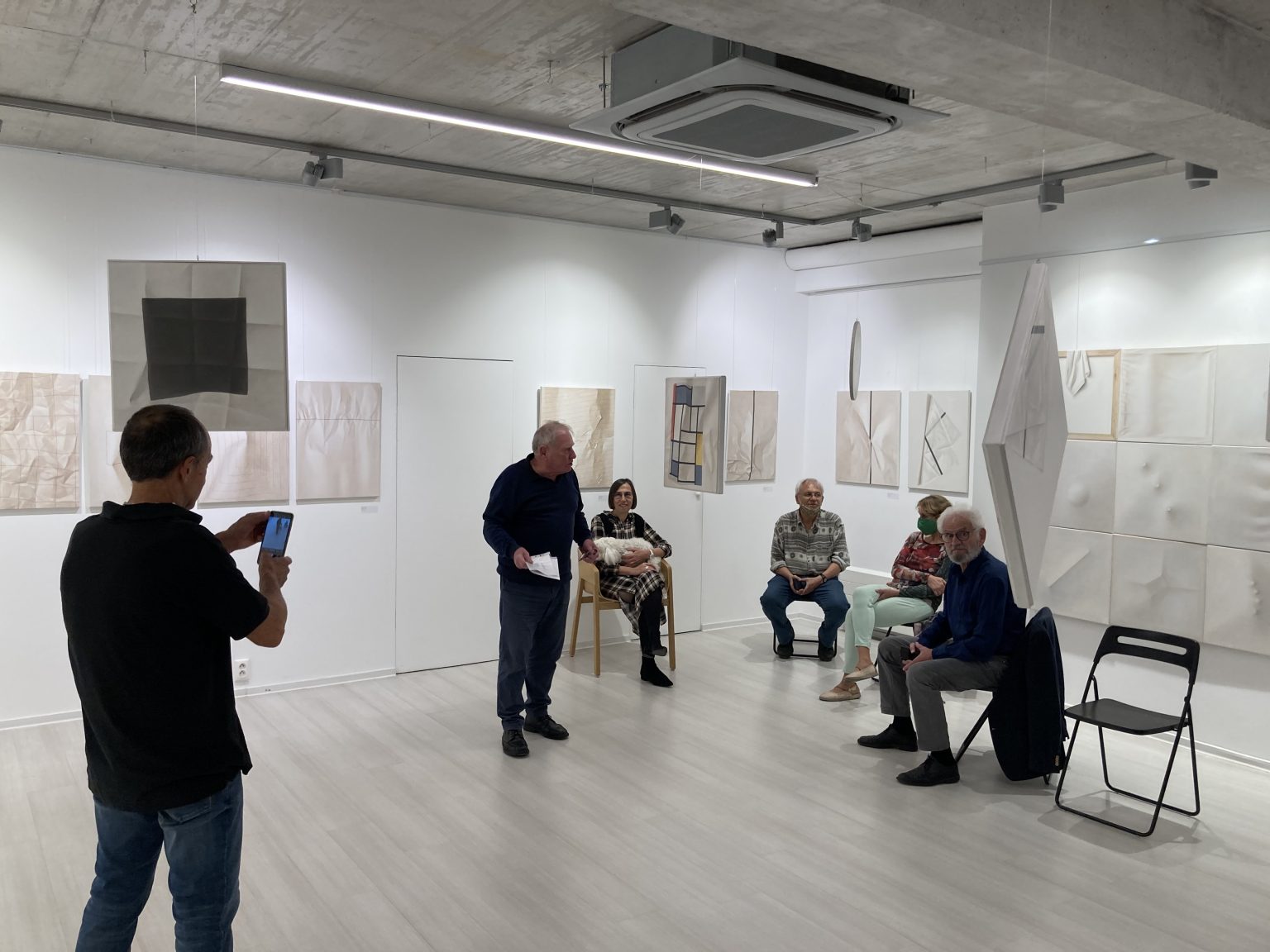 Milan Bočkay na vernisáži svojej ostatnej výstavy v Galérii Čin Čin v roku 2020. Foto: archív