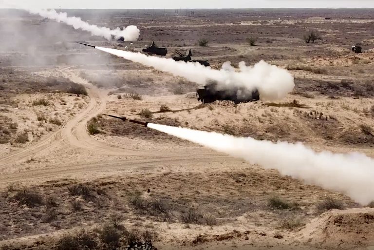 Na snímke ruského ministerstva obrany je štart rakiet z obranného systému v ruskom výcvikovom centre bojovej prípravy protilietadlových raketových vojsk Ašuluk. Foto: TASR/AP