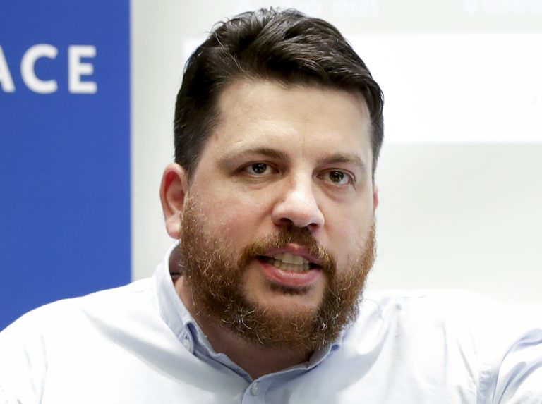 Na archívnej snímke z 21. augusta 2020 spolupracovník Alexeja Navaľného Leonid Volkov počas stretnutia v novinármi v Berlíne. Foto: TASR/AP