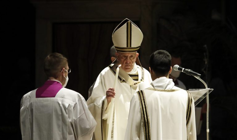 Pápež František slúži na Bielu sobotu veľkonočnú vigíliu v Bazilike sv. Petra vo Vatikáne 3. apríla 2021. Foto: TASR/AP