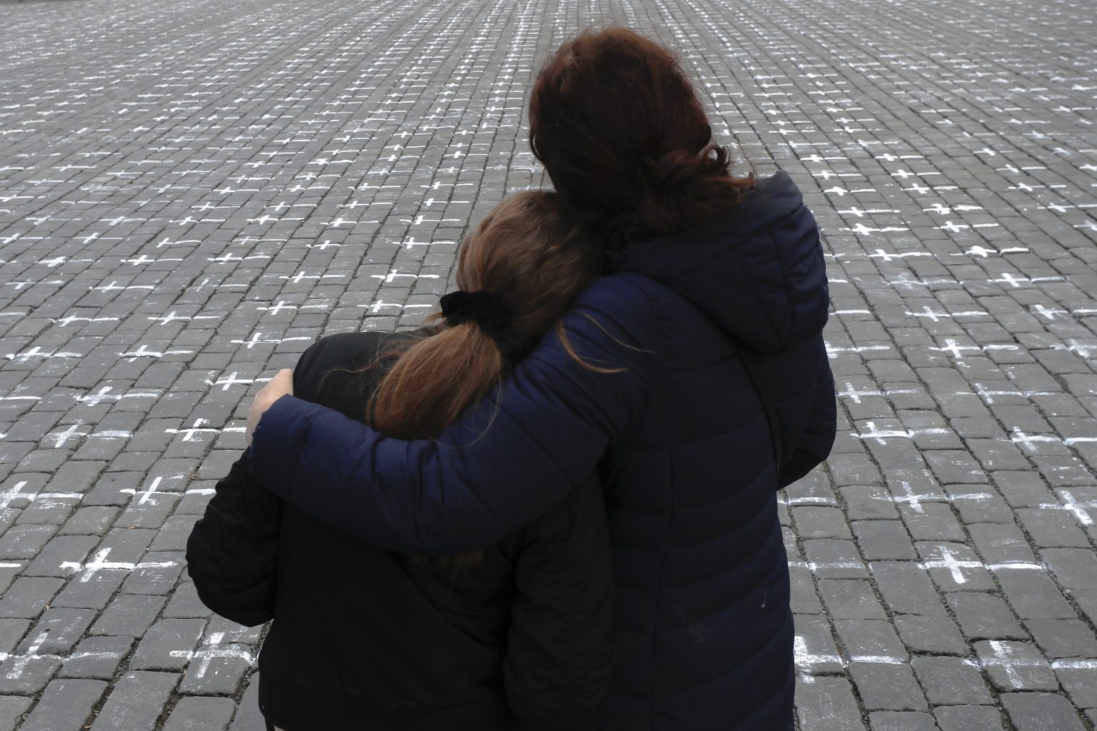Biele kríže za obete covidu na Staromestskom námestí v Prahe. Foto: AP/TASR