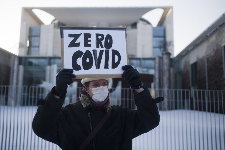 Demonštrant v Berlíne. Foto: TASR/AP