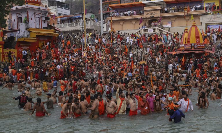 Na snímke hinduisti podstupujú rituálny kúpeľ v rieke Gange počas sviatku Kumbh Méla (sviatku džbánov) v indickom Haridvare 12. apríla 2021. Foto: TASR/SR