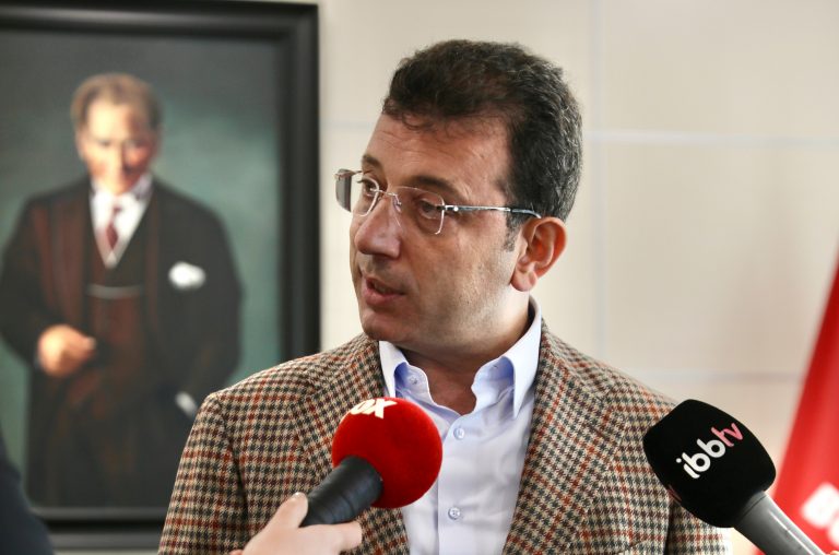 Imamoglu: Erdogan nevie vyhrať, tak zatýka