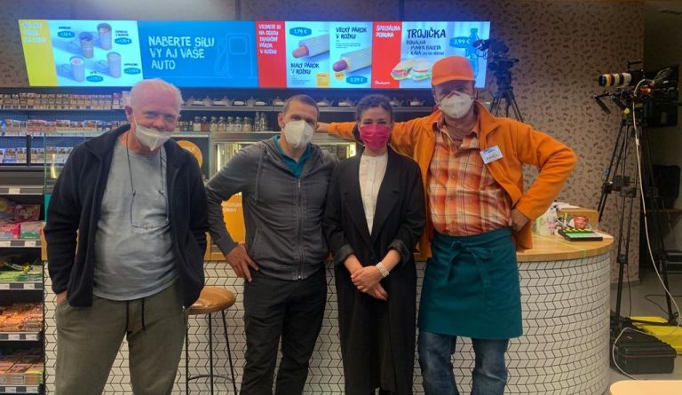 Lucia Ďuriš Nicholsonová a herci Pumpy. Foto: Facebook