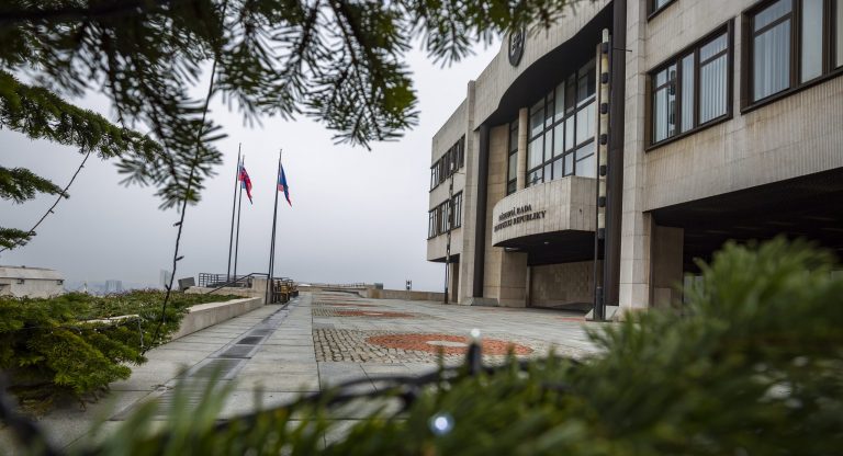 Aktuálne je v parlamente až 52 nezaradených poslancov a iba štyri kluby