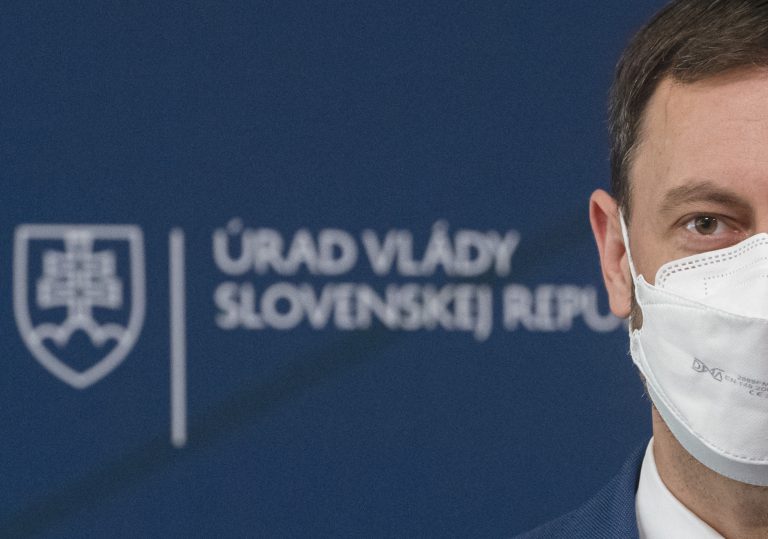 Heger sa debate o zmluve vyhýba, so Sputnikom chce začať očkovať čo najskôr