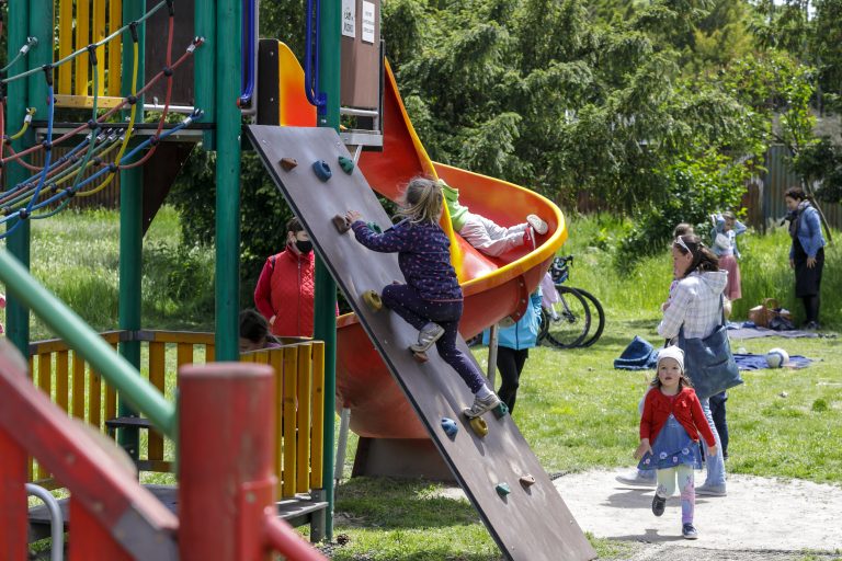 Zo Slovenska vymizli čierne a bordové okresy. Menia sa aj podmienky pre pendlerov