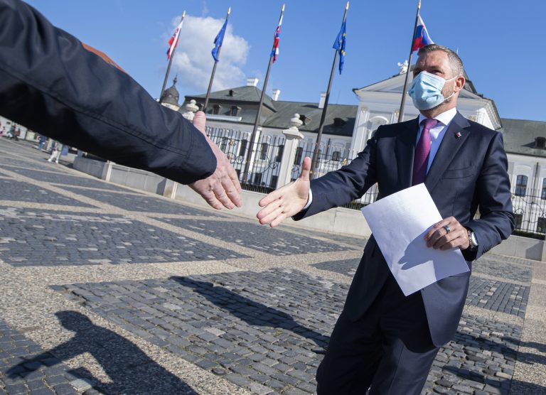 Prezidentke odovzdali takmer 600-tisíc podpisov za referendum. SNS sa hnevá na Pellegriniho