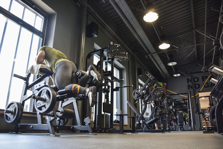 Plnšie fitnescentrá a prvé veľké svadby. Od pondelka sa opäť uvoľňuje