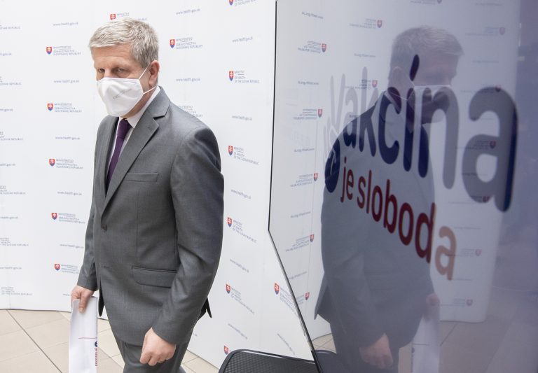 Od zajtra sa budú môcť na Sputnik hlásiť aj seniori. Minister povolil ruskú vakcínu