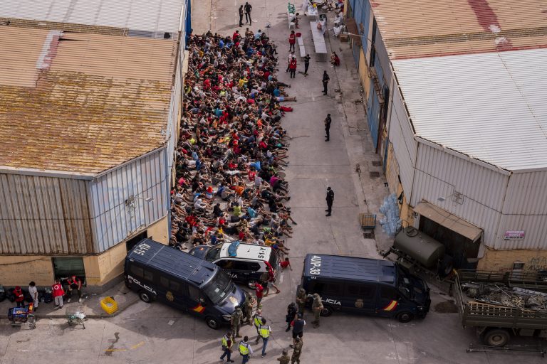 Do Španielska sa z Maroka denne snažia preplávať stovky migrantov