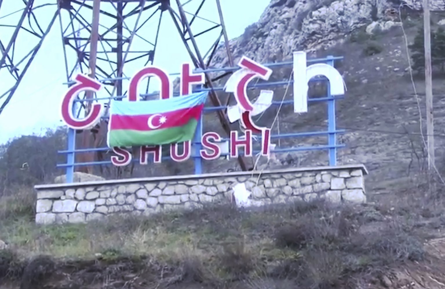 Azerbajdžanská vlajka visí na arménskom nápise Šuši. Dobytie tohto mosta sa stalo symbolom azerbajdžanského víťazstva vo vojne o Náhorný Karabach. Foto: TASR/AP