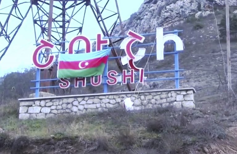 Azerbajdžanská vlajka visí na arménskom nápise Šuši. Dobytie tohto mosta sa stalo symbolom azerbajdžanského víťazstva vo vojne o Náhorný Karabach. Foto: TASR/AP