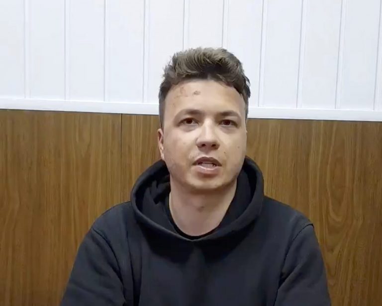 Bieloruský novinár Roman Protasevič hovorí do kamery vo väznici v  Minsku v pondelok 24. mája 2021. Foto: TASR/AP