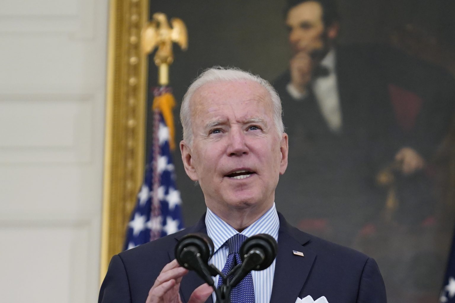 Na snímke americký prezident Joe Biden informuje o vakcinačnom programe proti ochoreniu COVID-19 v Bielom dome vo Washingtone 4. mája 2021. Foto: TASR/AP